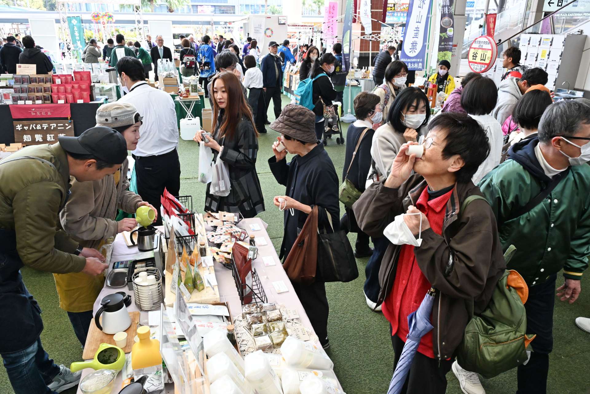 お茶を試飲する来場者＝２９日、鹿児島市のＪＲ鹿児島中央駅前アミュ広場