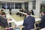 明和地区に設置される義務教育学校について話し合う検討委員会委員ら＝２７日、鹿児島市の明和校区公民館