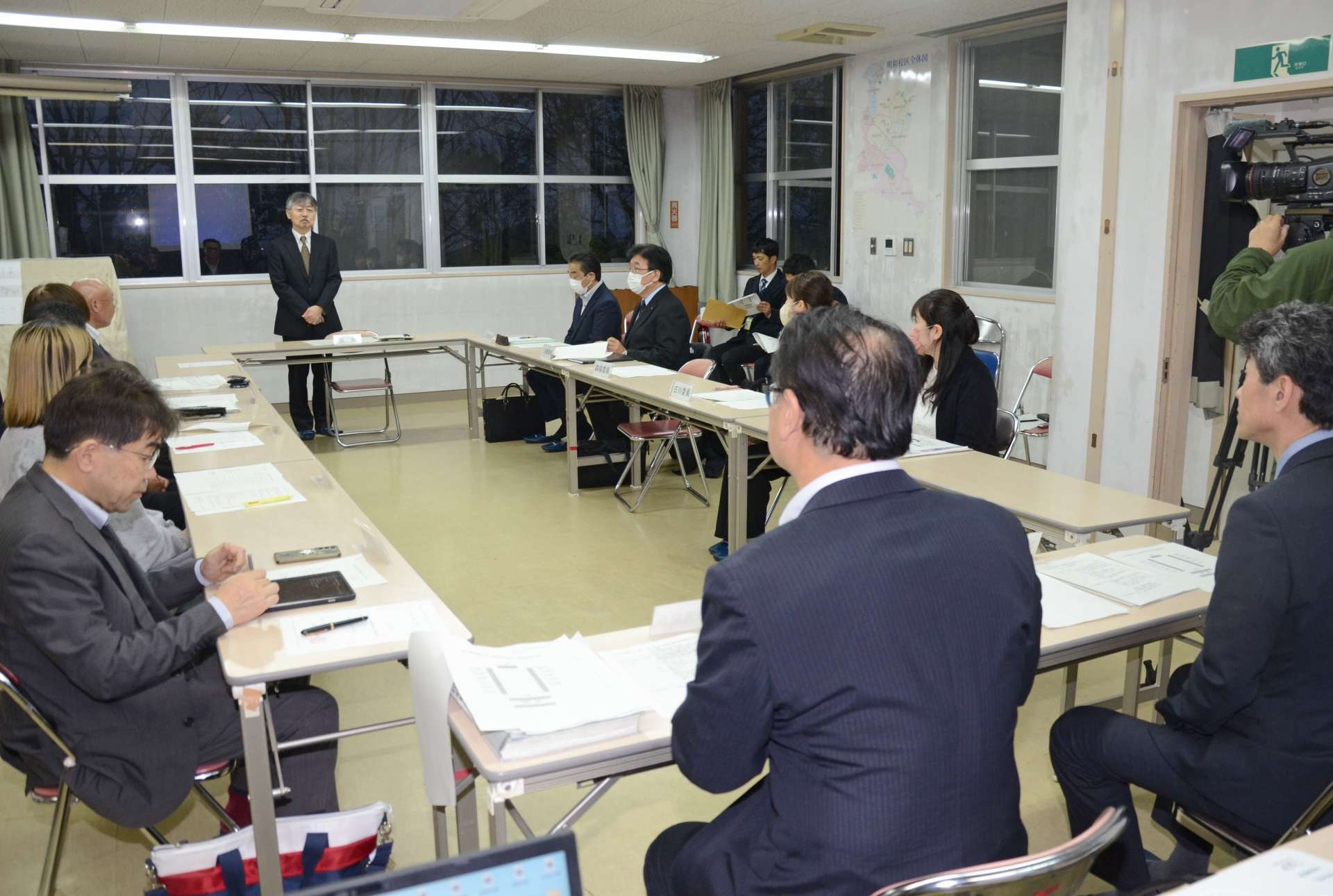 明和地区に設置される義務教育学校について話し合う検討委員会委員ら＝２７日、鹿児島市の明和校区公民館