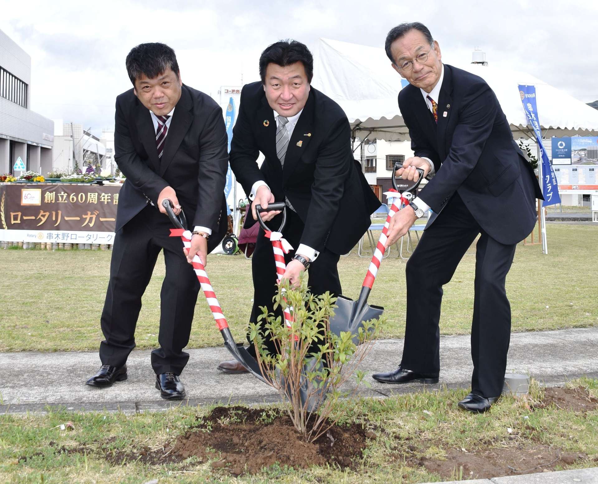 ヒラドツツジを植樹する串木野ロータリークラブの西田憲智会長（中央）ら＝いちき串木野市旭町
