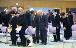 〈関連〉戦没者に祈りを捧げる参列者＝２７日、指宿市の開聞総合体育館