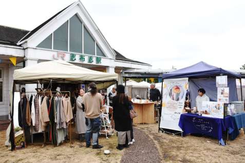 〈関連〉日南線利用につなげようと、ＪＲ志布志駅と串間駅の駅前で同時開催される「つながるマルシェ」＝２月２日、志布志市の志布志駅