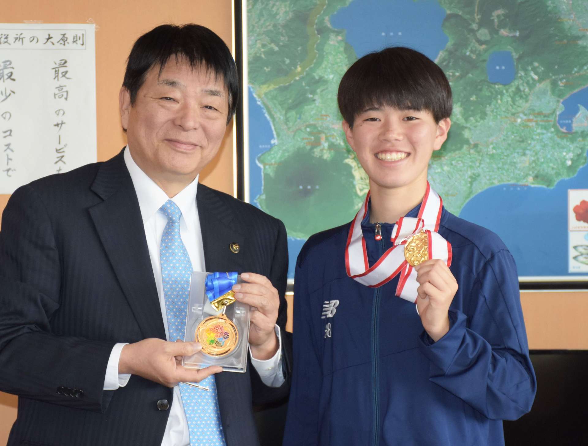優勝メダルを手に、笑顔を見せる尾辻夏奈さん（右）＝指宿市役所
