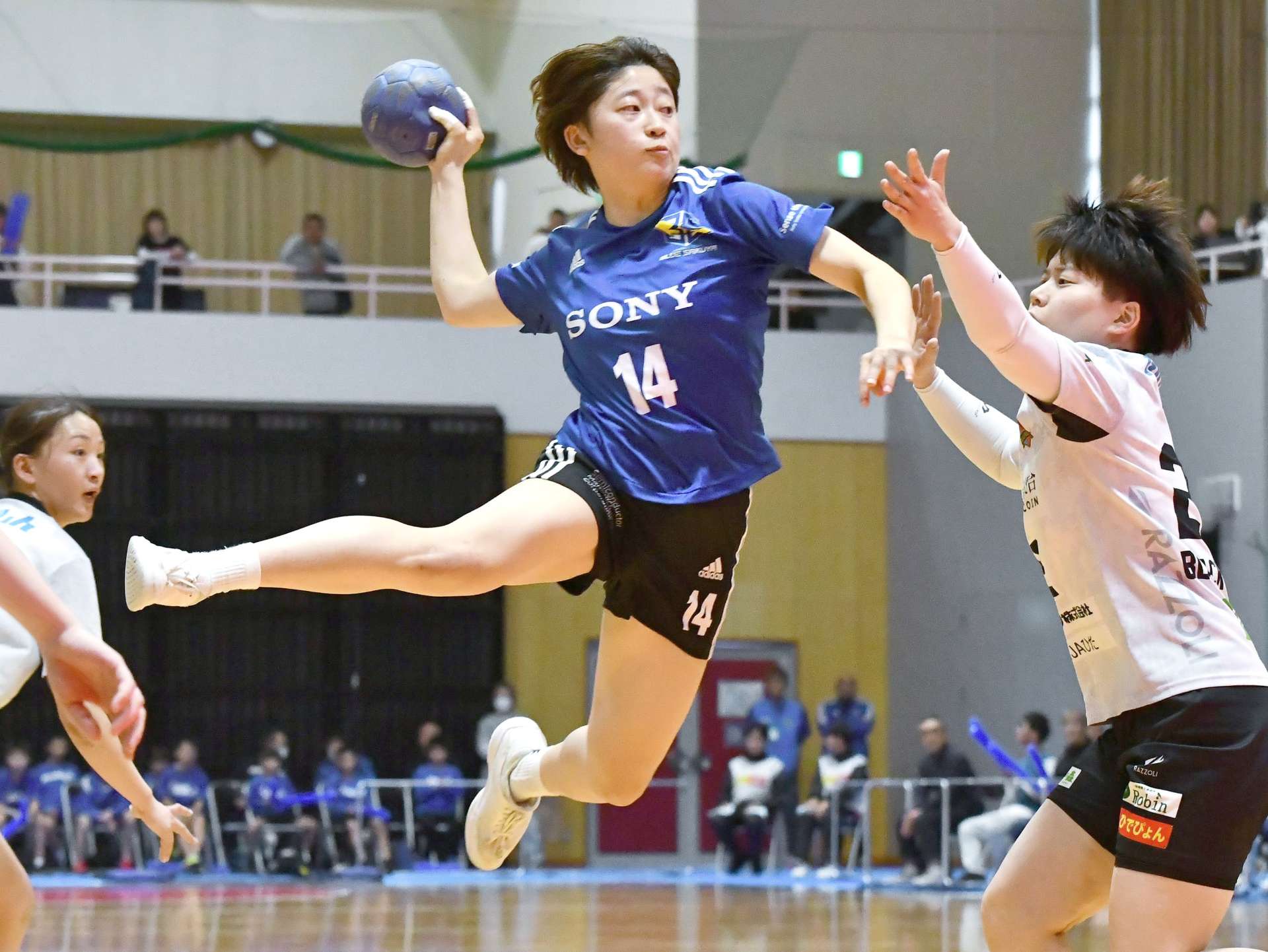 後半、シュートを放つブルーサクヤの岩元＝桷志田体育館