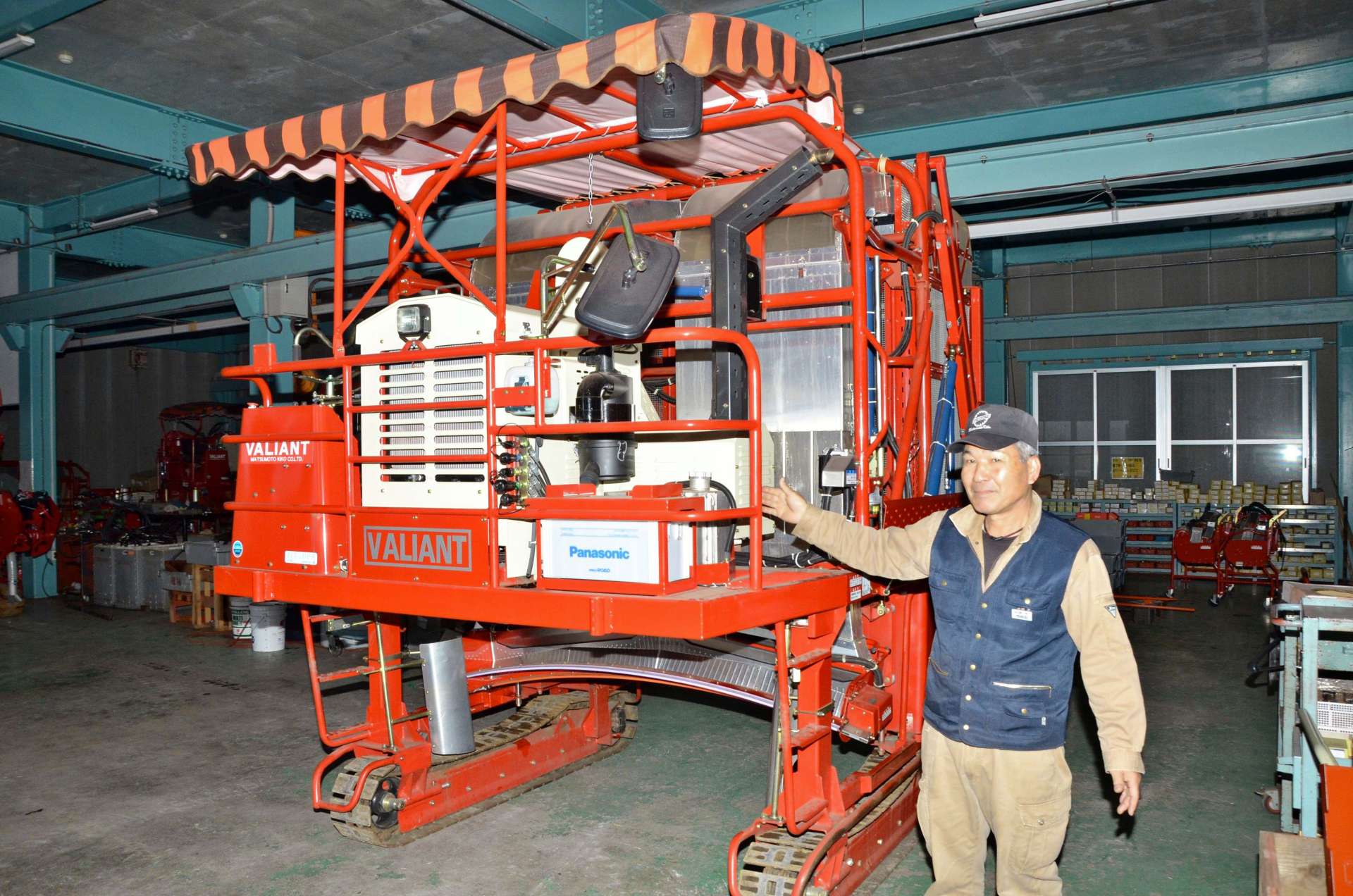 松元機工が乗用型摘採機を開発したことで茶園の大規模化が急速に進んだ＝１８日、南九州市頴娃