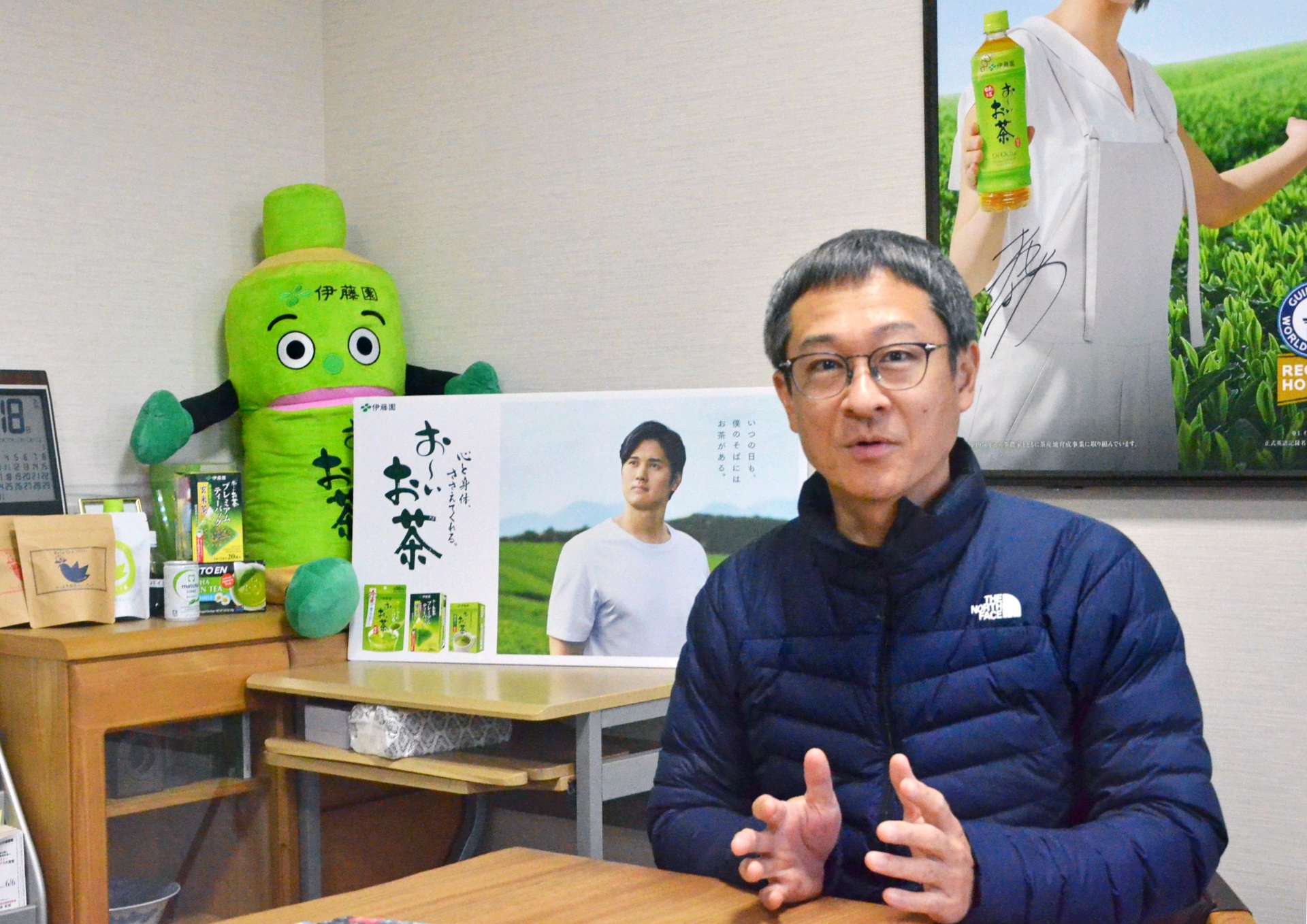 伊藤園との契約栽培で「ともに成長してきた」と話す堀口将吾社長＝１８日、志布志市の堀口園