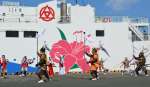 就航した新フェリーを前に武者踊りを披露する保存会員ら＝薩摩川内市の里港（里地区コミュニティ協議会提供）
