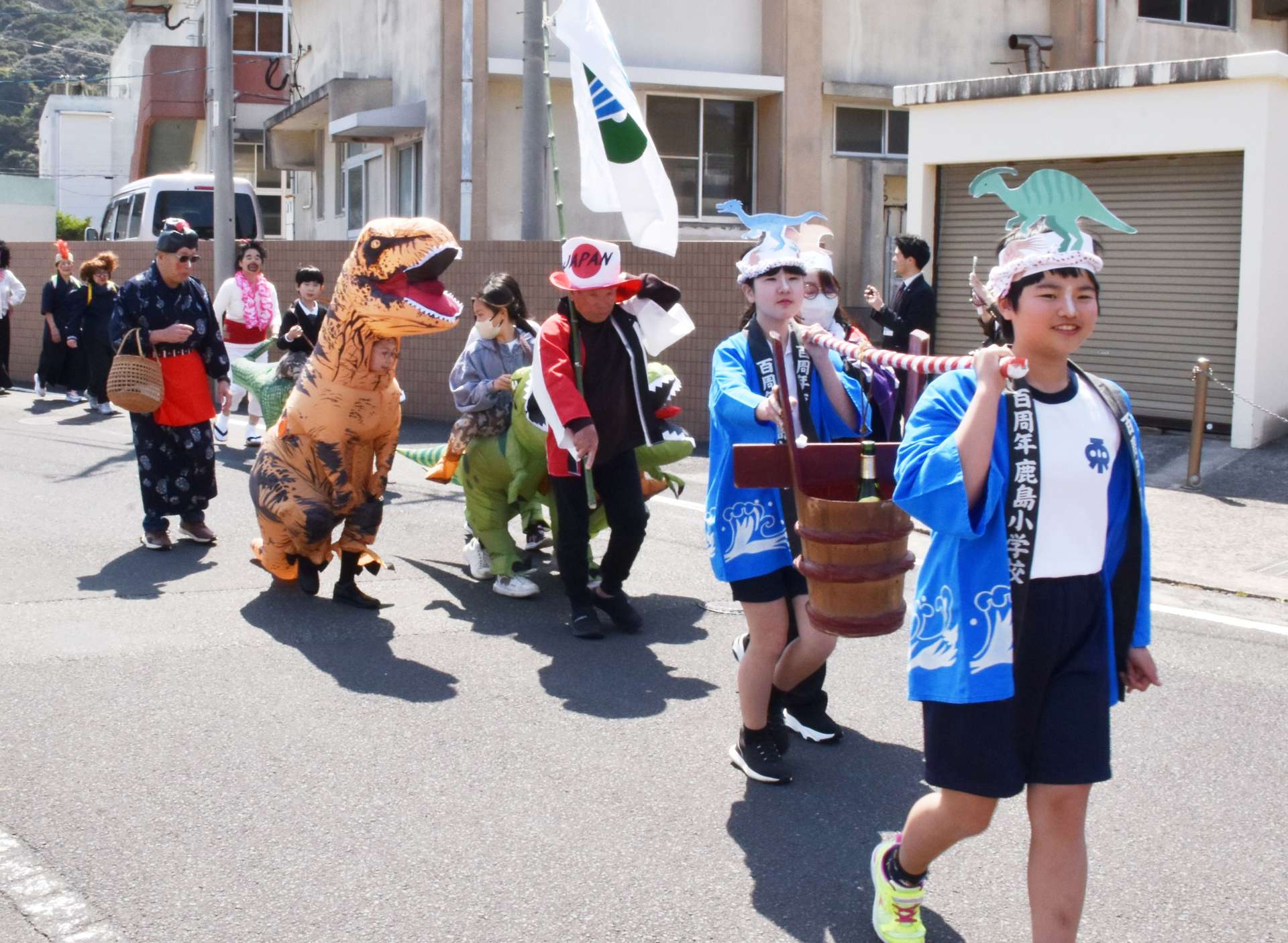 仮装して練り歩くタルナイの参加者＝薩摩川内市鹿島