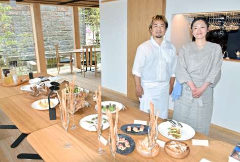 レストラン「ｍｅｇｕｉ」を切り盛りする料理長の榎田慎大郎さん（左）と妻みなみさん＝霧島市霧島大窪