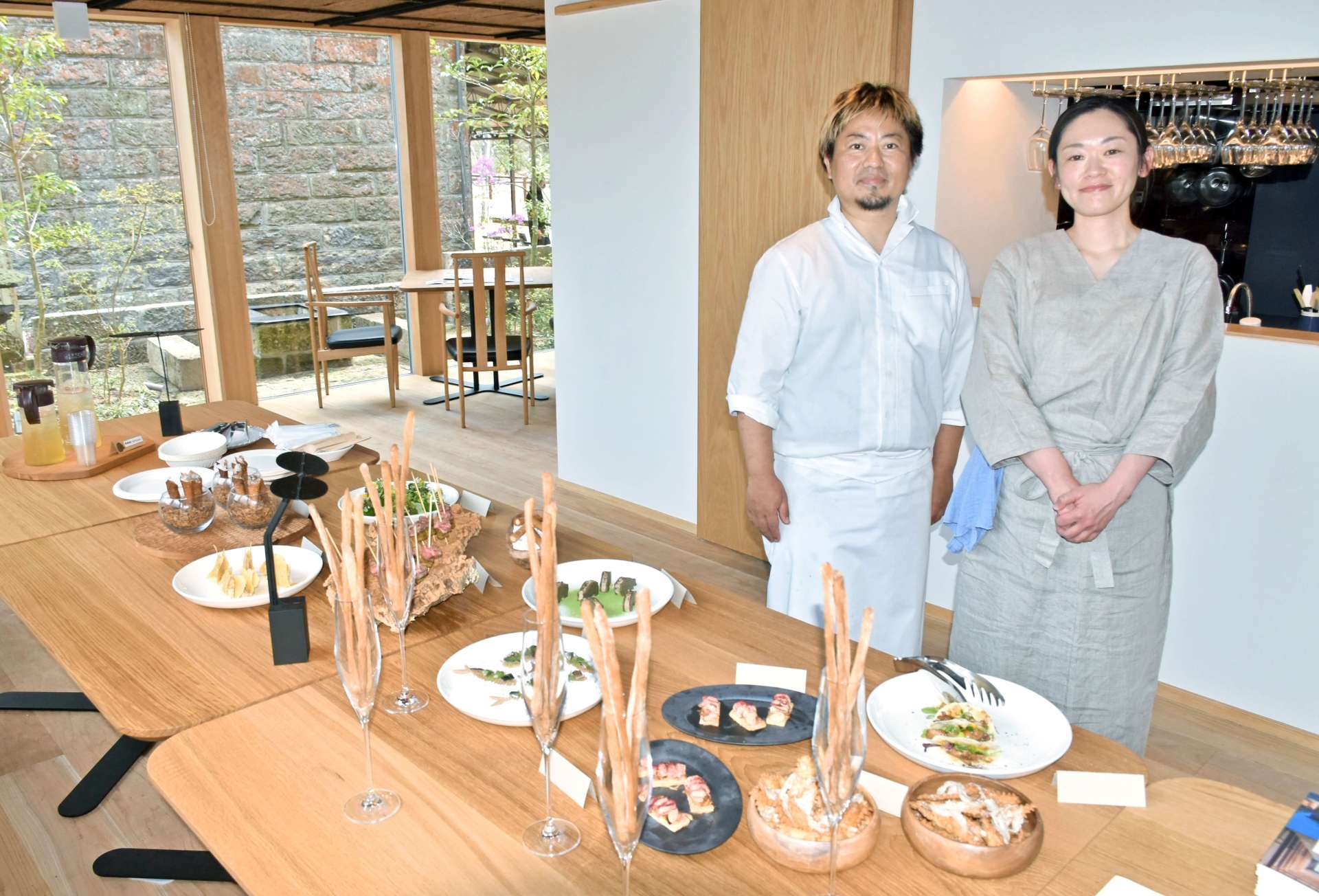 レストラン「ｍｅｇｕｉ」を切り盛りする料理長の榎田慎大郎さん（左）と妻みなみさん＝霧島市霧島大窪
