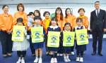 ランドセルカバーを手にする新１年生＝２５日、姶良市役所