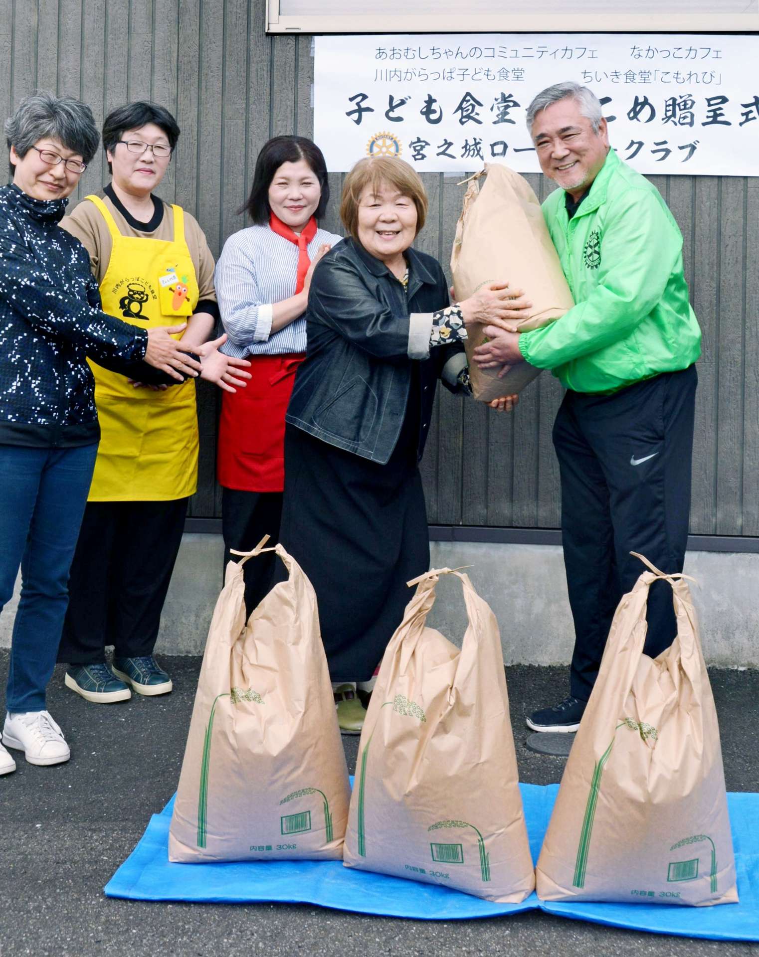 子ども食堂や地域食堂の運営団体に米を贈る宮之城ロータリークラブ（右）＝２６日、さつま町柏原