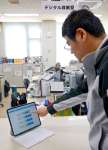 タブレットを使った申請受け付け＝鹿児島市の十島村役場