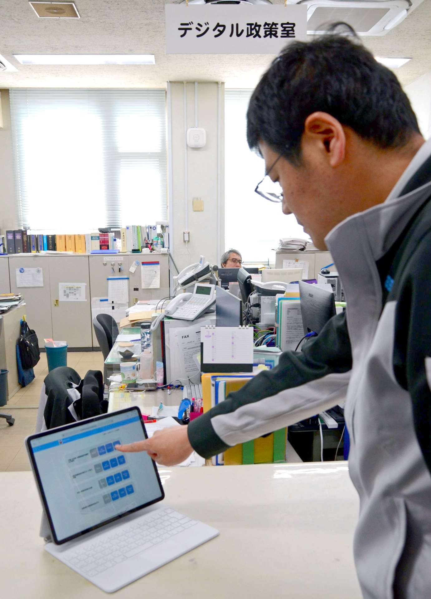 タブレットを使った申請受け付け＝鹿児島市の十島村役場