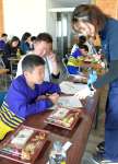 弁当の食材や栄養素を確認する参加者＝大崎町のマルおおさき