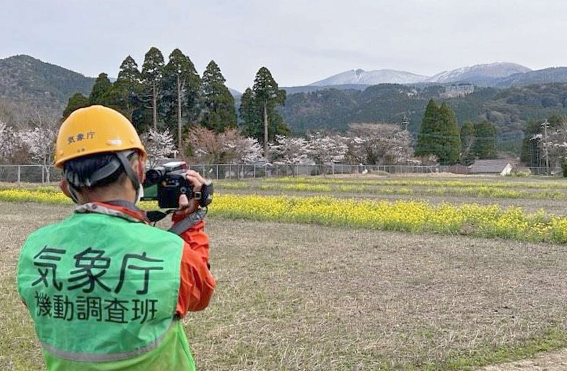 新燃岳火口周辺の地表の温度などを確認する気象庁機動調査班＝３０日、霧島市霧島田口（鹿児島地方気象台提供）