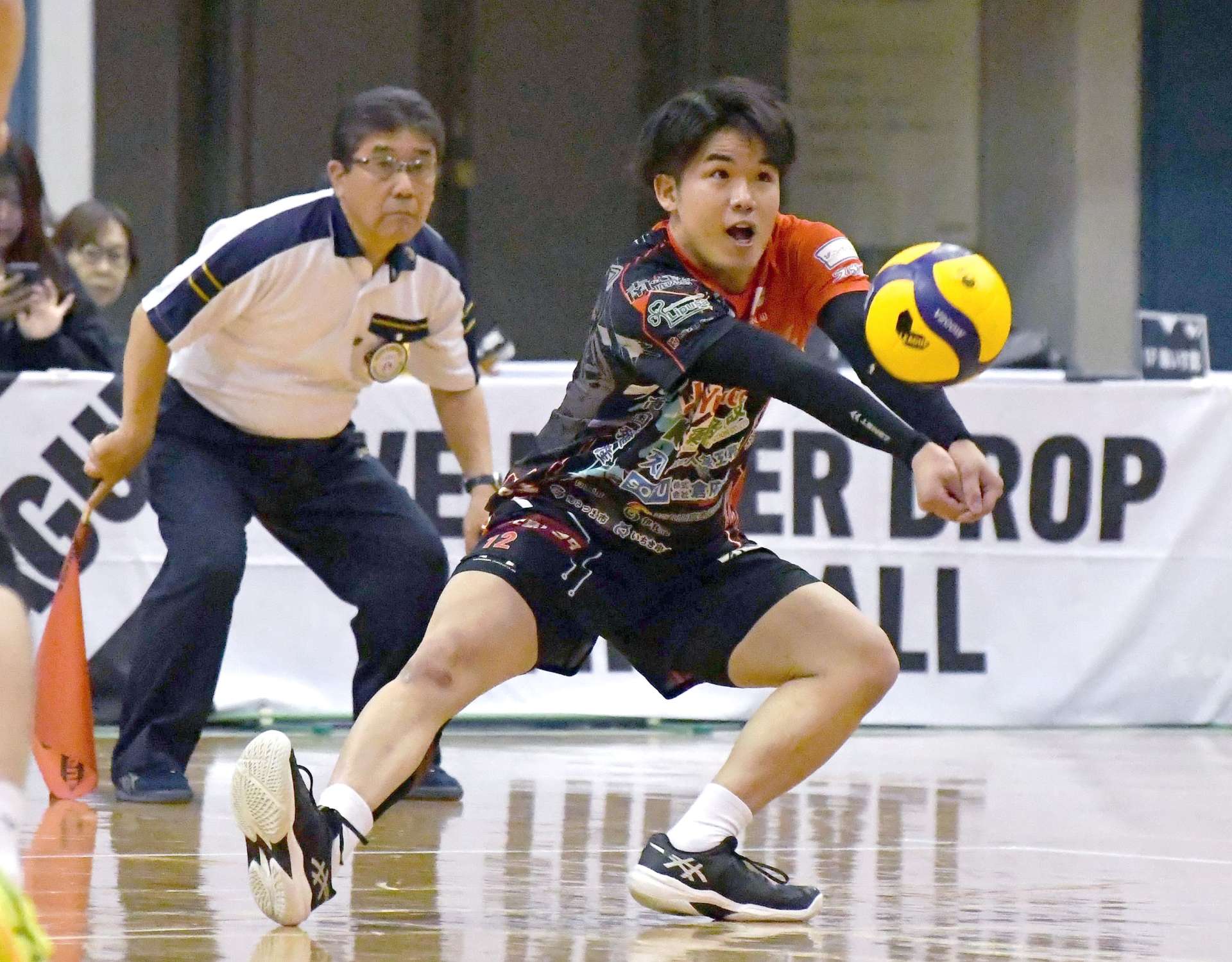 第２セット、相手サーブをレシーブするＦ鹿児島の森田＝船橋市総合体育館