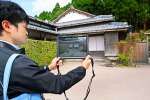 武家屋敷にタブレットをかざすと「ＡＲ侍」が登場しガイドしてくれる＝南九州市知覧