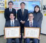 ２年連続での教育ＤＸ推進自治体表彰受賞を喜ぶ垂水市教育委員会の担当者ら＝同市旭町の市民館