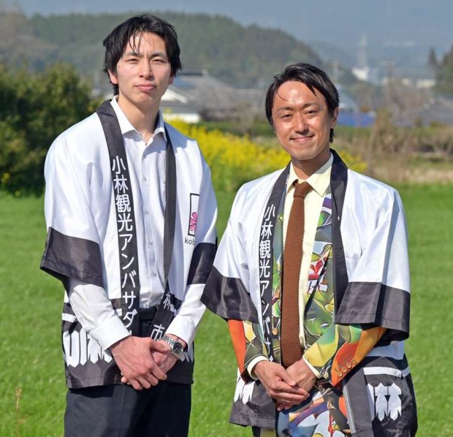 第３代小林観光アンバサダーに選ばれた中村圭之介さん（右）と真方駿さん＝小林市細野