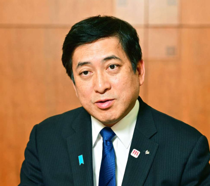 新総合体育館事業について語る塩田康一知事（税所陸郎撮影）