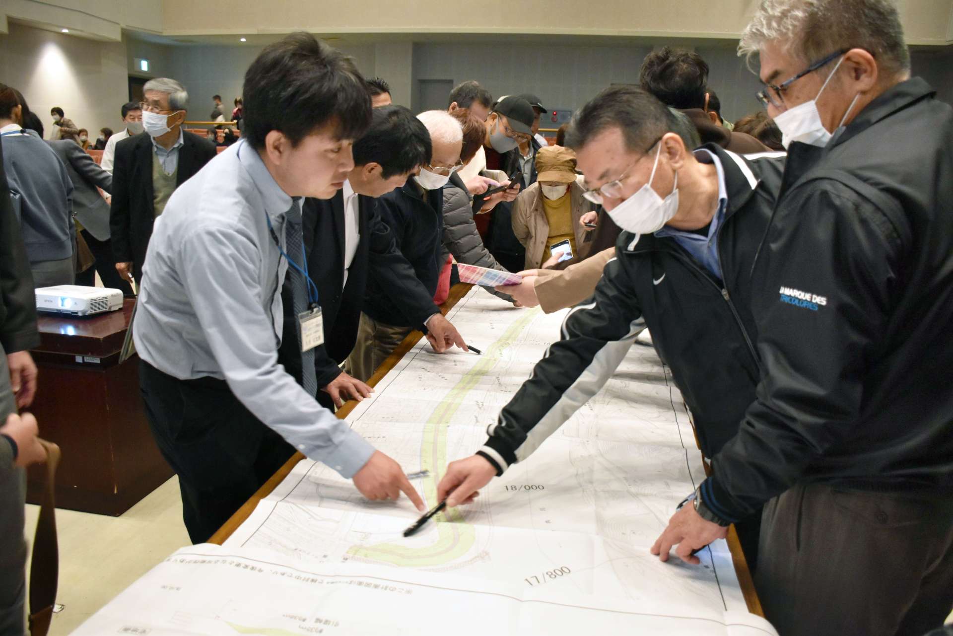 川内川改修の図面を確認しながら説明を受ける住民ら＝薩摩川内市の東郷公民館