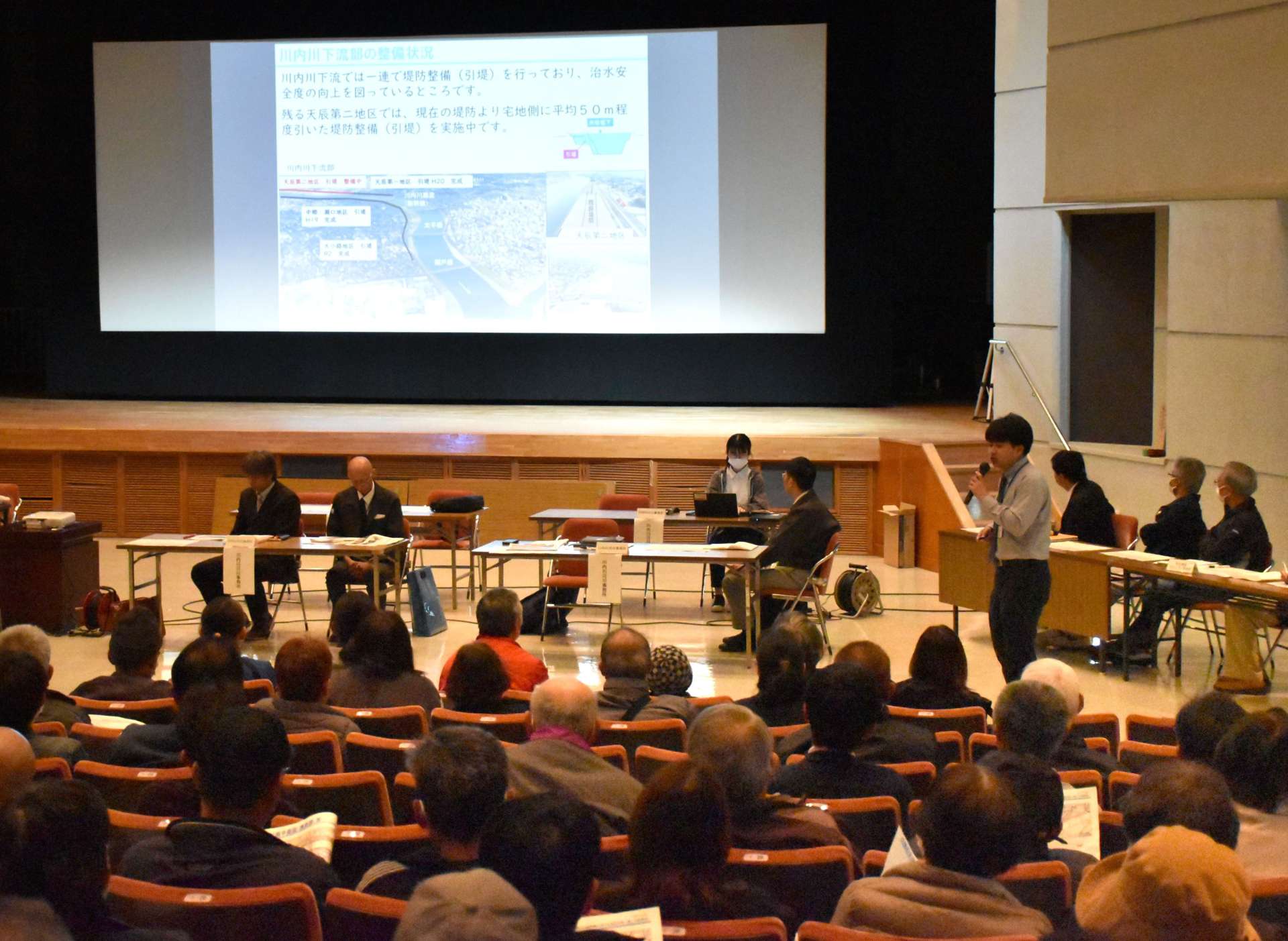 川内川改修の計画案を説明する川内川河川事務所の職員＝薩摩川内市の東郷公民館