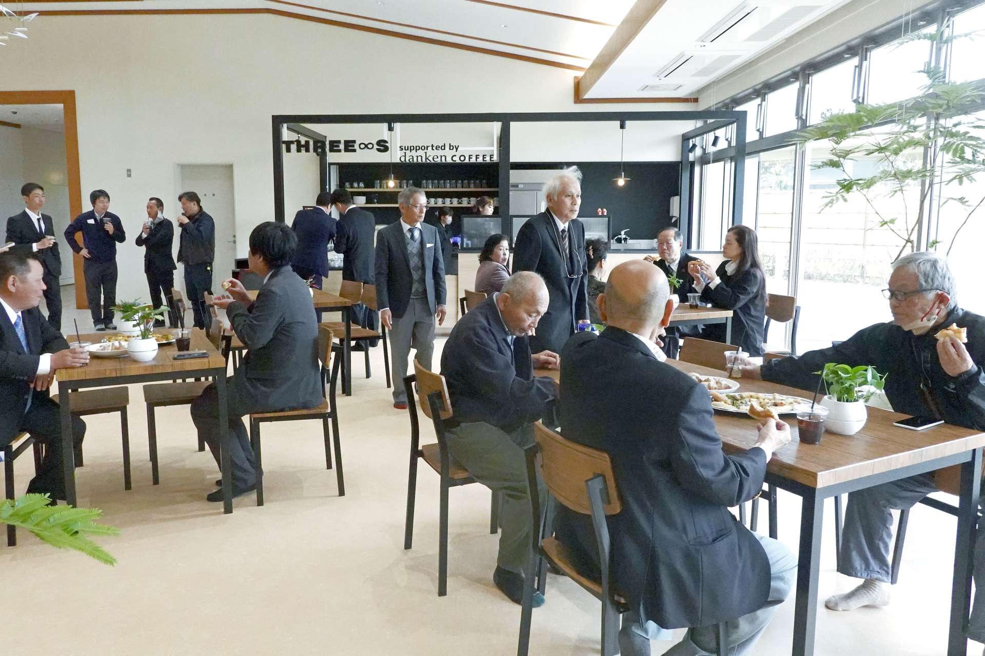 湯遊ランドあいらに新設されたカフェ＝２９日、鹿屋市吾平町麓