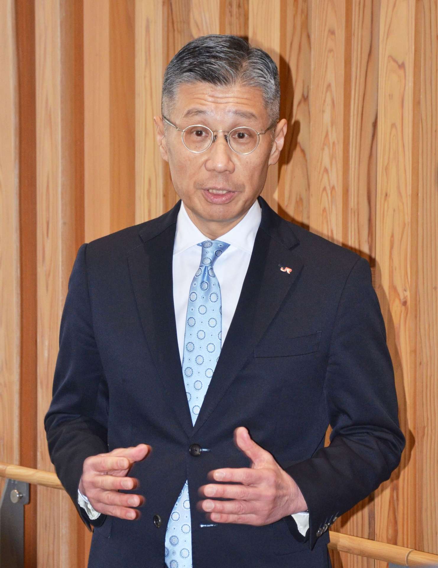 ＪＲ肥薩線検討会議後、取材に応じるＪＲ九州の松下琢磨取締役常務執行役員＝３１日、熊本市の熊本県防災センター