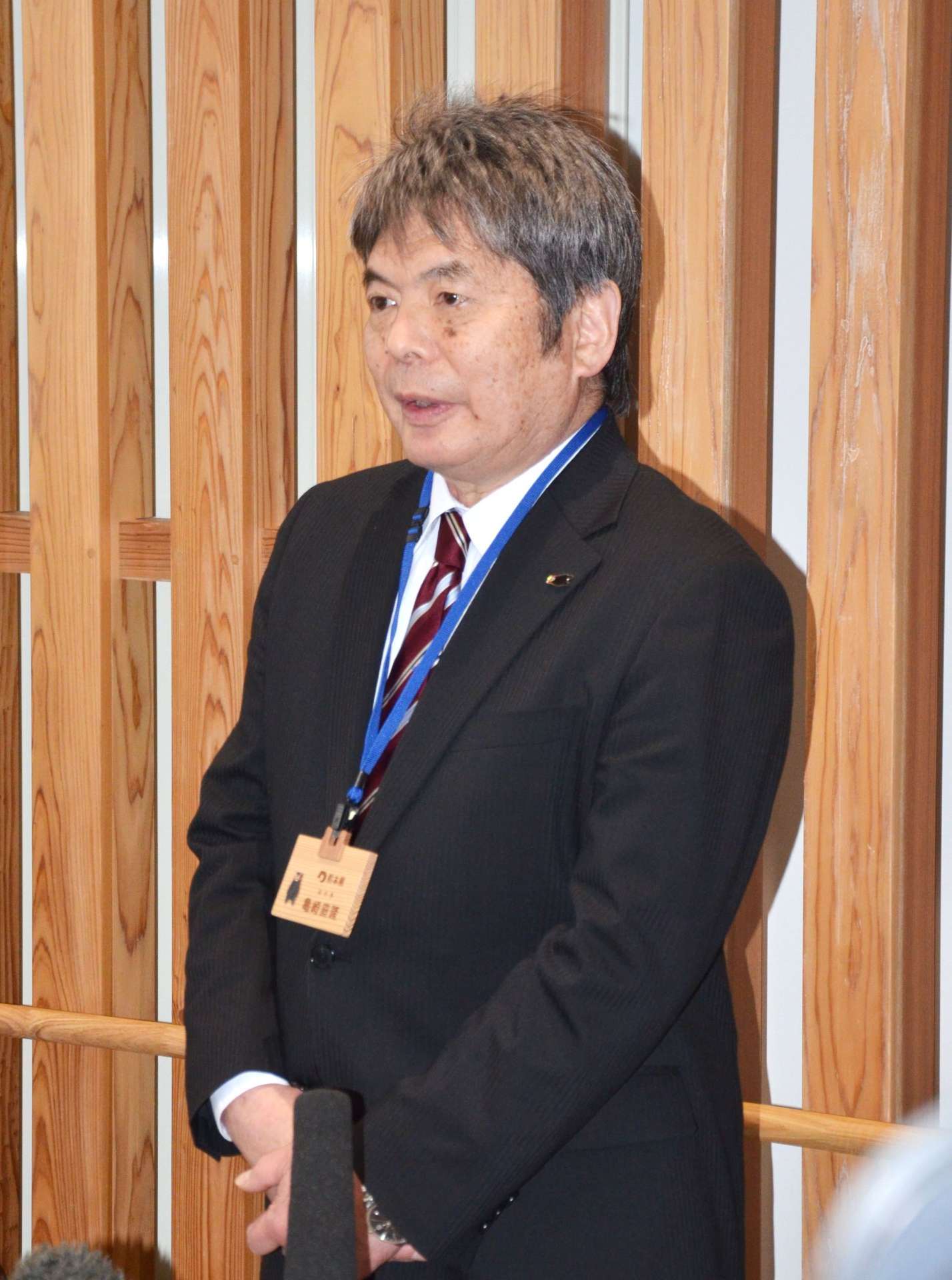 ＪＲ肥薩線検討会議後、取材に応じる熊本県の亀崎直隆副知事＝３１日、熊本市の熊本県防災センター