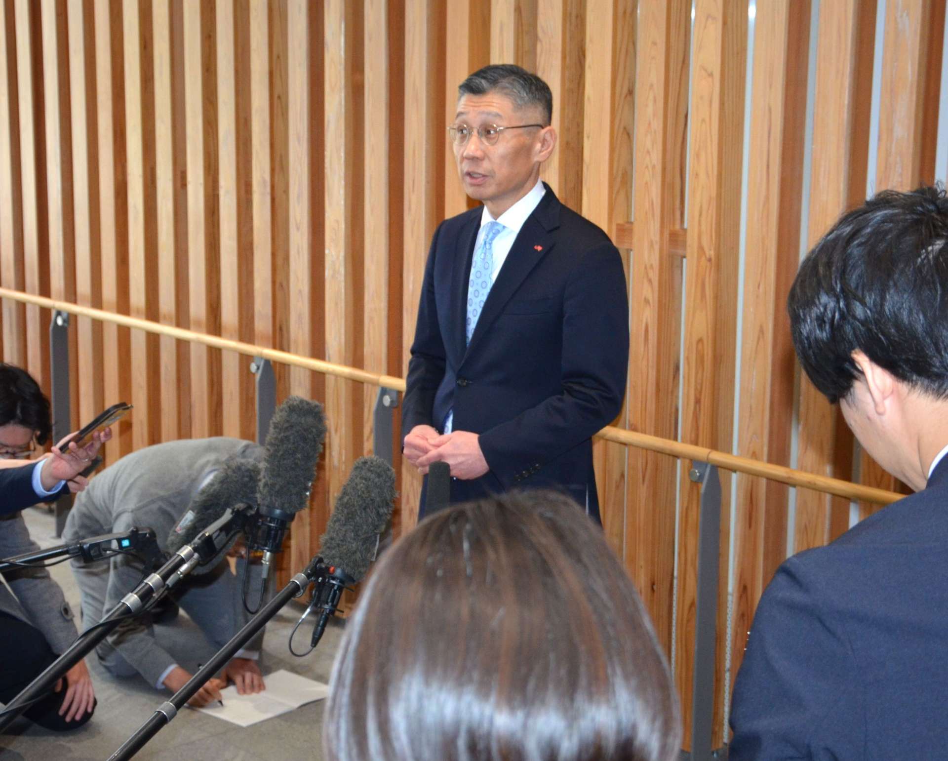 （別カット）ＪＲ肥薩線検討会議後、取材に応じるＪＲ九州の松下琢磨取締役常務執行役員＝３１日、熊本市の熊本県防災センター