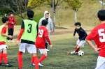 地域指導員の久保譲さん（奥）が関わる樋脇中サッカー部の練習＝薩摩川内市の丸山自然公園