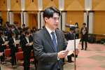入庁者を代表し宣誓する中田誠人さん＝１日、鹿児島県庁