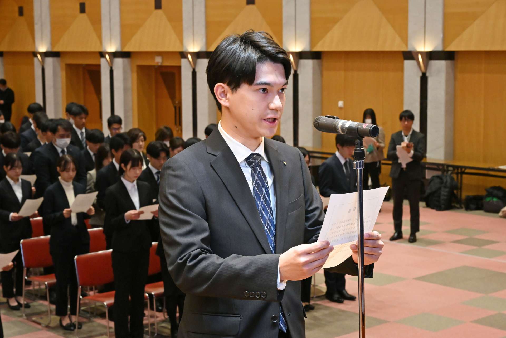 入庁者を代表し宣誓する中田誠人さん＝１日、鹿児島県庁