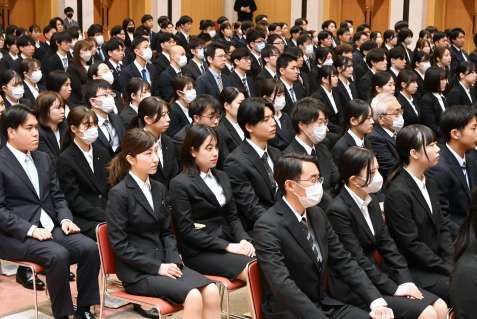 塩田康一知事の訓話を聞く入庁者＝１日、鹿児島県庁