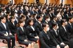 塩田康一知事の訓話を聞く入庁者＝１日、鹿児島県庁