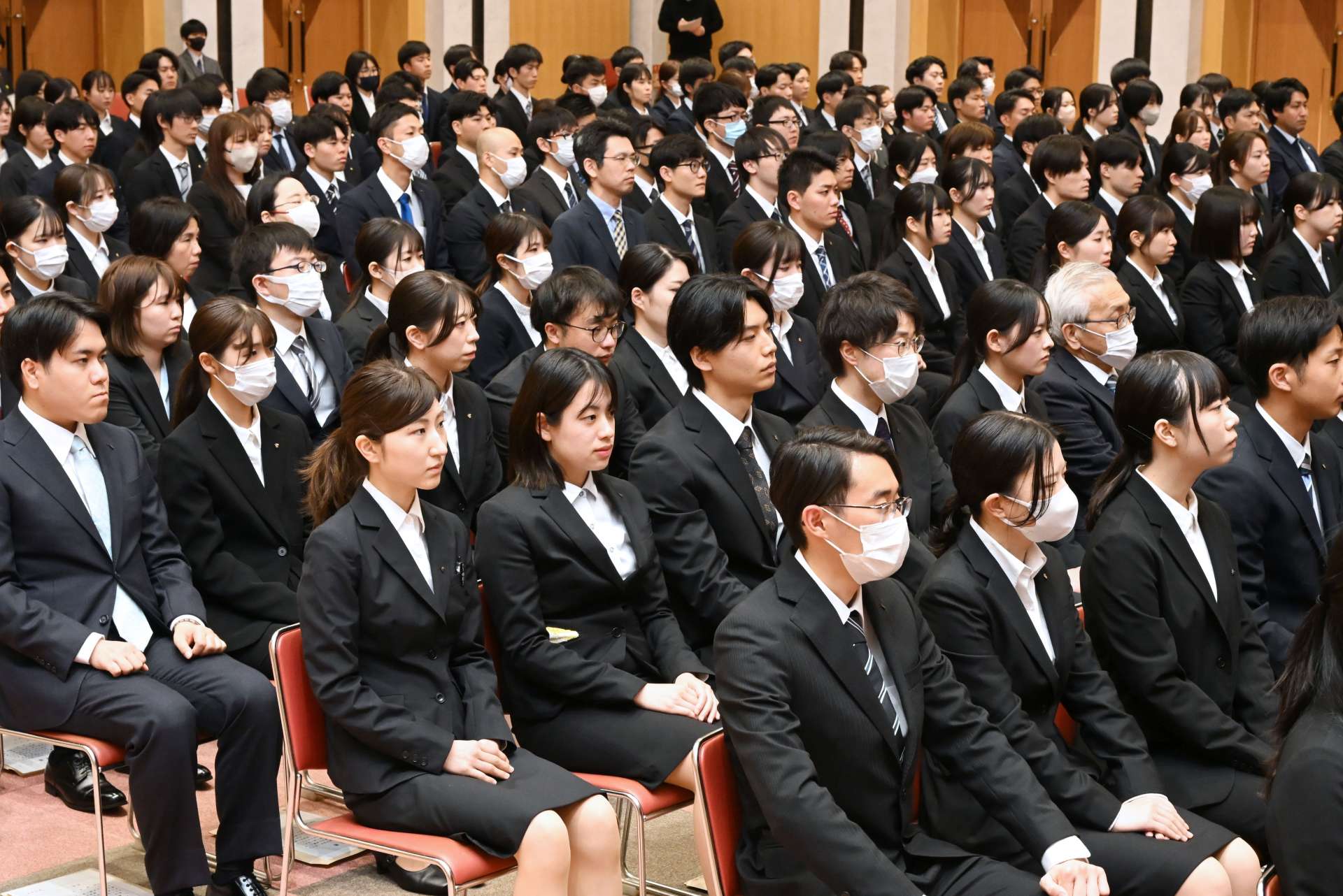 塩田康一知事の訓話を聞く入庁者＝１日、鹿児島県庁