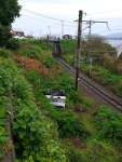 線路脇に転落したトラック＝１日午後４時５５分、鹿児島市吉野町