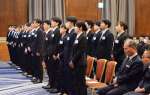 入社式に臨む城山観光の新入社員＝１日、鹿児島市の城山ホテル鹿児島
