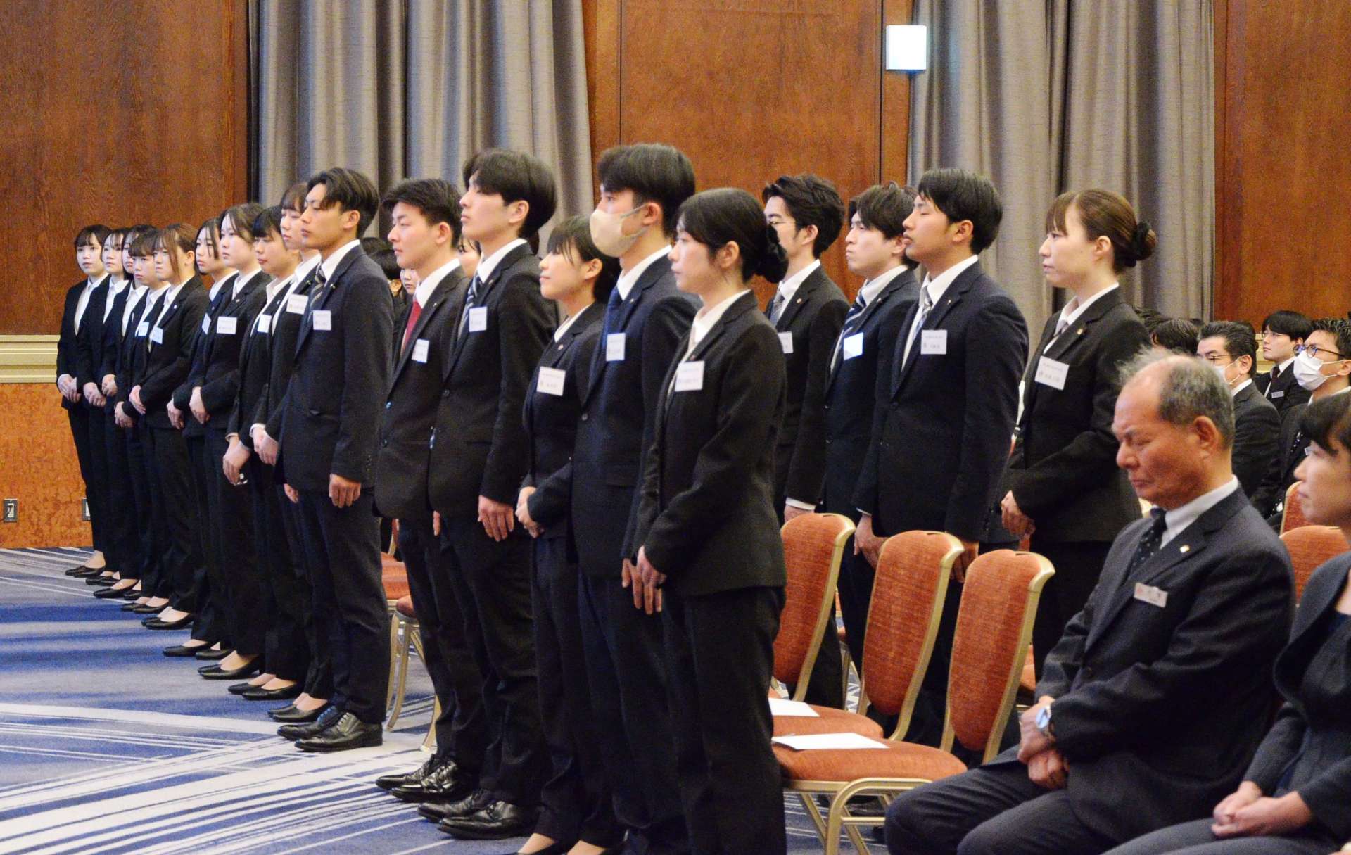 入社式に臨む城山観光の新入社員＝１日、鹿児島市の城山ホテル鹿児島