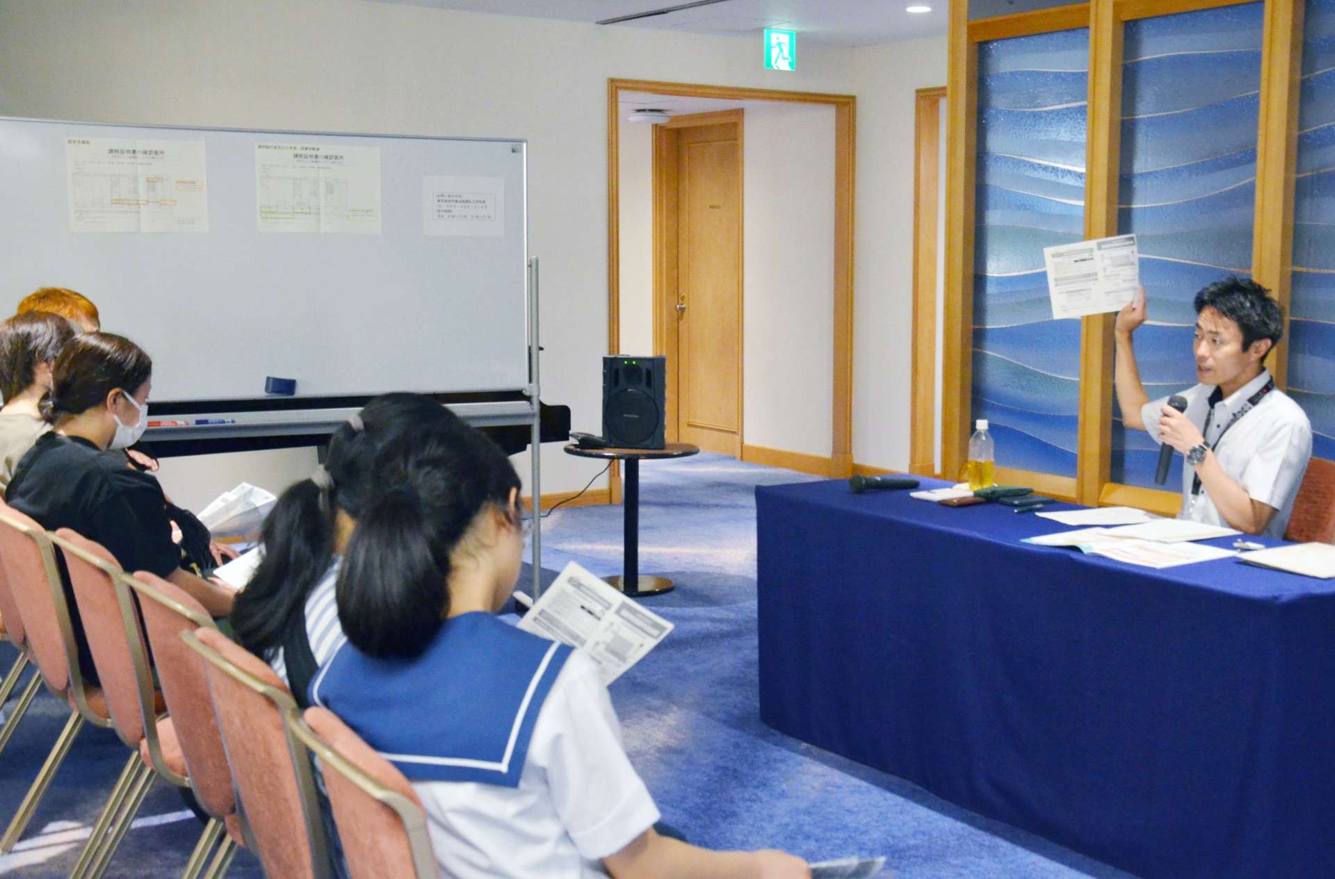 昨年の私立中・高フェアであった就学支援金説明会＝２０２４年７月上旬、鹿児島市の城山ホテル鹿児島
