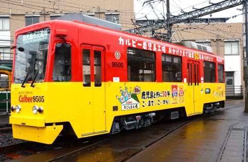 カルビー鹿児島工場操業５０周年を記念したラッピング電車＝１日、鹿児島市交通局