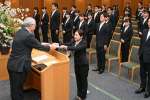 新入行員を代表して辞令を受け取る尾曲春乃さん＝１日、鹿児島市与次郎２丁目のかぎん会館ｗｉｔｈ