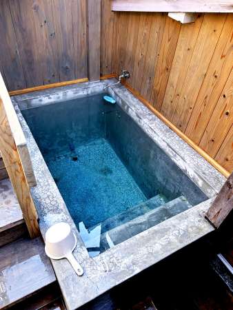 “手練り”セメント製の水風呂＝霧島市国分中央３丁目
