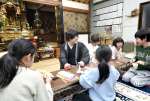 寺の本堂を使って開いている寺子屋＝垂水市柊原の眞宗寺