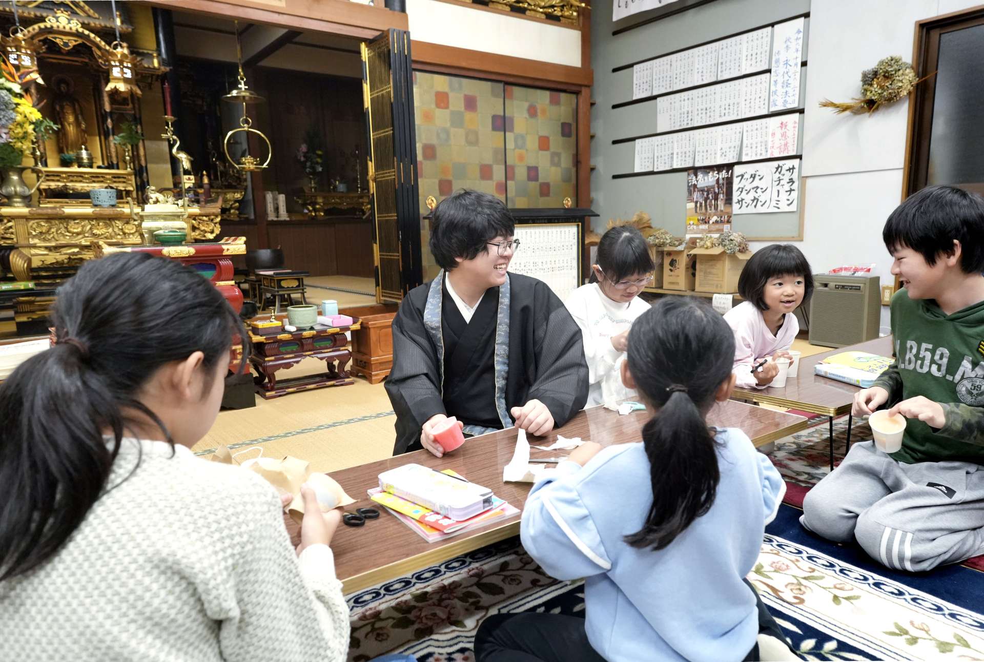 寺の本堂を使って開いている寺子屋＝垂水市柊原の眞宗寺