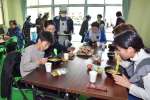熱々のラーメンをすする蔵之元地区の住民ら＝３月３０日、長島町の蔵之元公民館