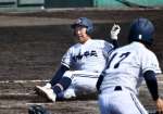 ５回表、出水中央２死二、三塁、竹山の適時打で二走浦崎が生還＝平和リース
