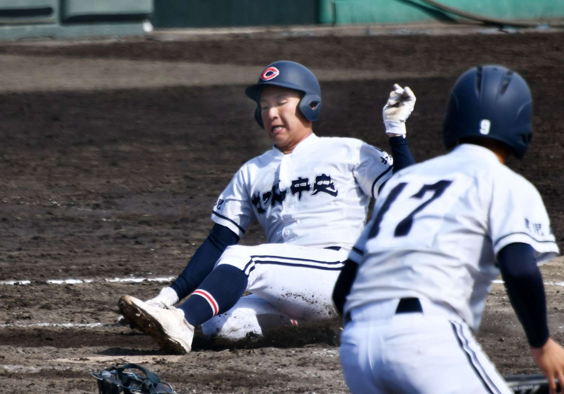 ５回表、出水中央２死二、三塁、竹山の適時打で二走浦崎が生還＝平和リース
