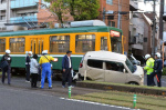 市電と軽乗用車が衝突した現場＝２日午後６時２５分ごろ、鹿児島市郡元１丁目